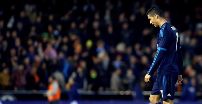 Cristiano Rolando se retira cabizbajo tras finalizar el partido ante el Valencia. EFE/Juan Carlos Cárdenas