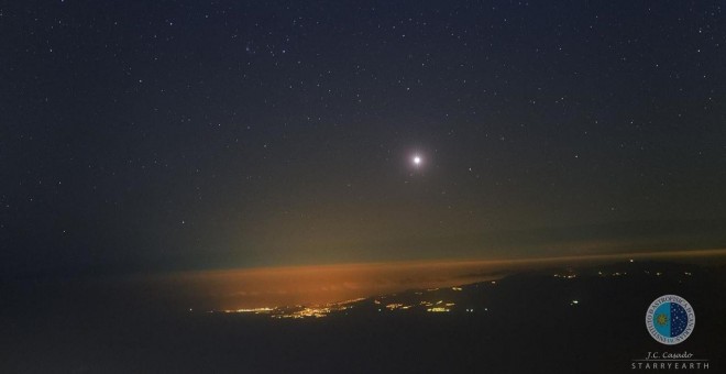Vista desde el Observatorio del Teide hacia el este. Sobre el horizonte el planeta Venus y, arriba a la izquierda, el cometa Catalina