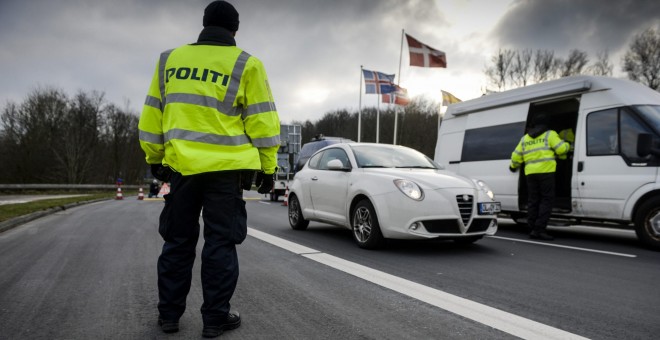 La policía realiza un control en una carretera en Krusaa (Dinamarca) cerca de la frontera con Alemania tras restablecer controles fronterizos.- EFE