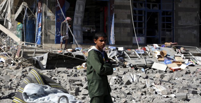 Un niño yemení inspecciona los destrozos tras un bombardeo, ejecutado supuestamente por la coalición liderada por Arabia Saudí, en un barrio de Saná (Yemen).- EFE