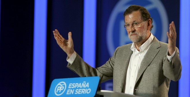 Mariano Rajoy, durante un acto electoral en la campaña del 20-D, en Estrepona (Málaga). REUTERS/Jon Nazca