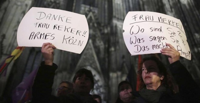 Decenas de personas se manifiestan contra la violencia sexista frente a la catedral de Colonia. EFE