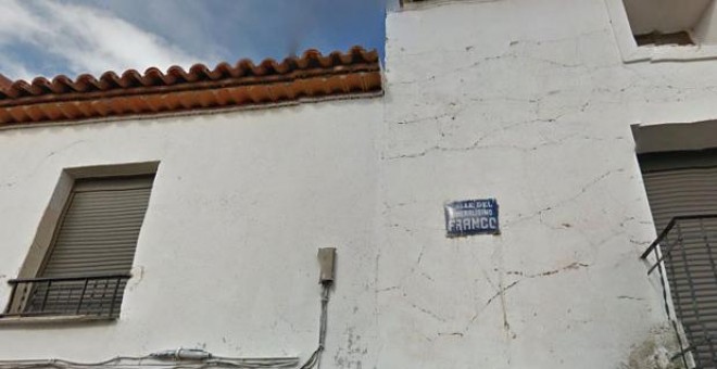 Foto con el cartel de la calle Generalísimo Franco en el pueblo zaragozano de Mainar.