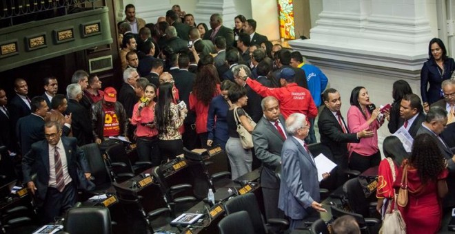 Diputados chavistas se retiran del hemiciclo durante la constitución de la Asamblea Nacional. / EFE