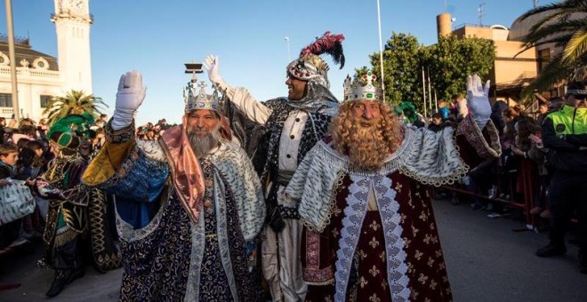 Los Reyes Magos saludan a los cientos de niños que le esperaban esta tarde en el Puerto de Valencia. EFE/Manuel Bruque