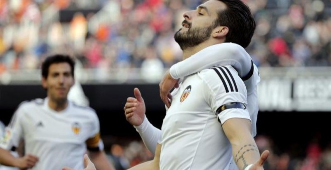 Negredo celebra uno de sus goles al Granada. EFE/Manuel Bruque