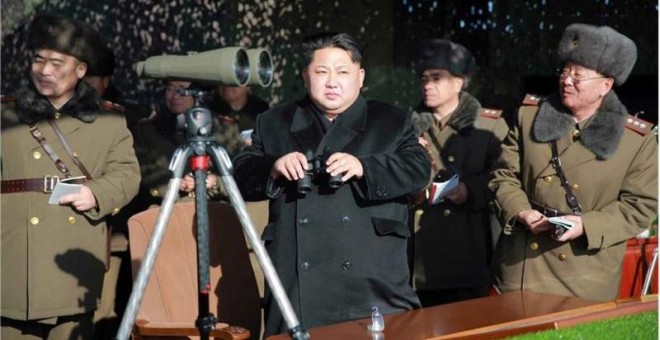El líder norcoreano, Kim Jong-un, observa ayer un concurso de artillería militar en Corea del Norte. / EFE