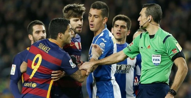 Luis Súarez, en una de las discusiones durante el partido ante el Espanyol. EFE/Andreu Dalmau