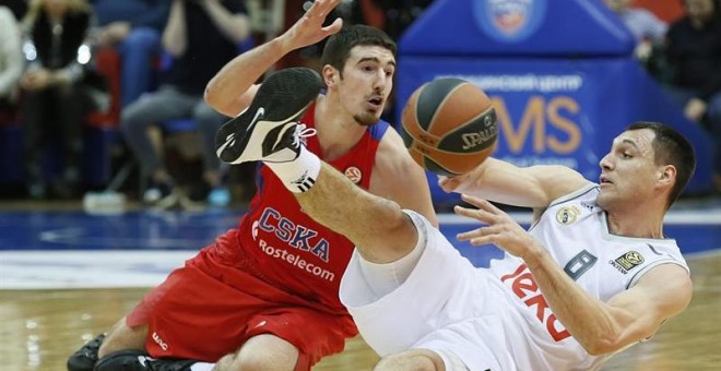 De Colo y Maciulis luchan por un balón durante el partido. EFE/Sergei Ilnitsky