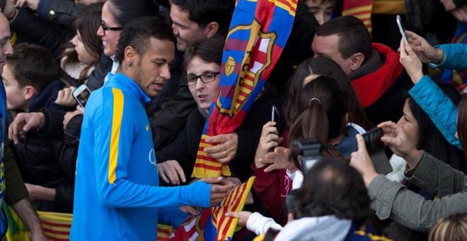 El delantero brasileño del FC Barcelona, Neymar Jr, firma autógrafos el día 4 en el Miniestadi. /EFE