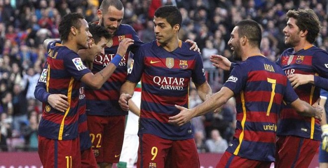 Messi celebra con sus compañeros su tercer gol ante el Granada. - EFE