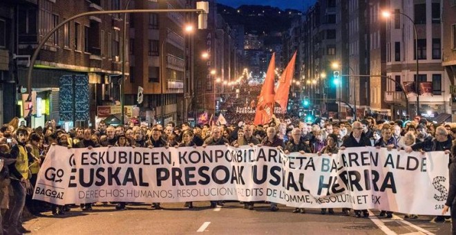 Miles de personas participan en la manifestación convocada en Bilbao por la red ciudadana Sare. - EFE