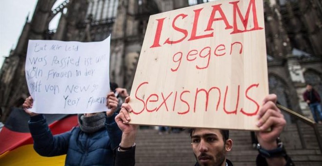 Un hombre sujeta una pancarta con el lema 'Islam contra el sexismo' en las inmediaciones de la estación de tren de Colonia. - EFE