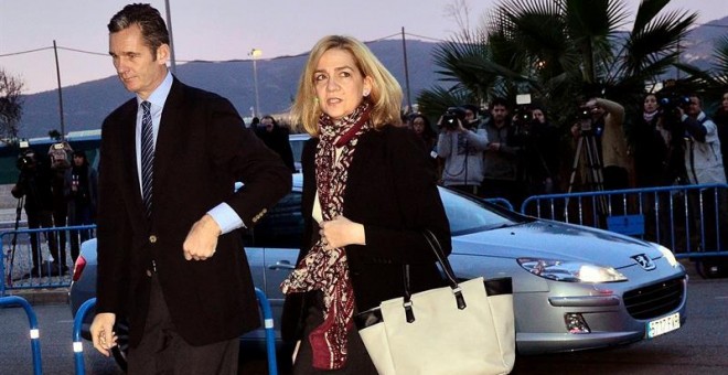 La infanta Cristina y su marido, Iñaki Urdangarin, a su llegada al edificio de la Escuela Balear de la Administración Pública de Palma. /EFE