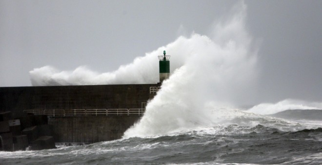 Olas de 8 metros en al costa de Rocamar y del puerto de A Guarda en la provincia de Pontevedra.- EFE