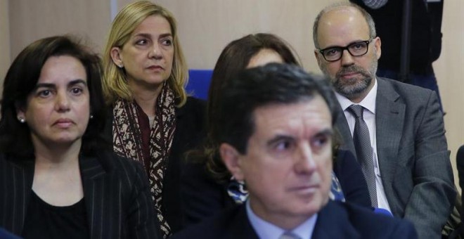 La infanta Cristina, sentada en el banquillo de los acusados del caso Nóos. En primer plano, Jaume Matas. /EFE