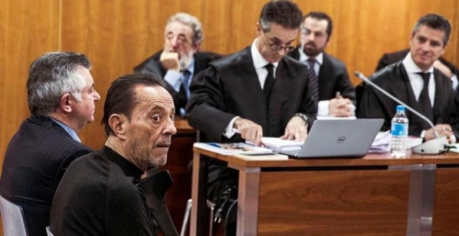 Julián Muñoz y Juan Antonio Roca, en el banquillo de los acusados por el 'caso Golfinger'. EFE/Jorge Zapata