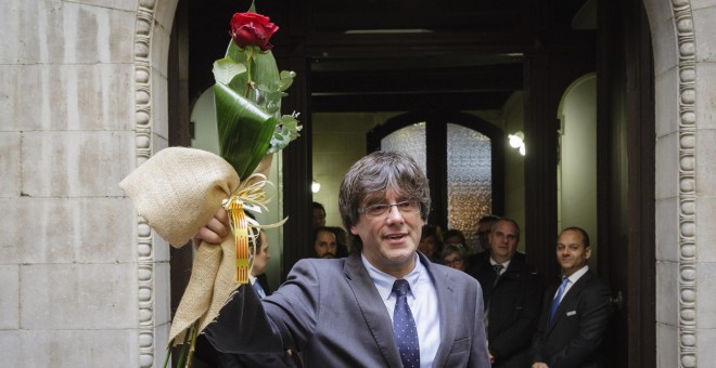 El nuevo presidente electo catalán, Carles Puigdemont, tras el pleno del Ayuntamiento de Girona en el que ha oficializado su renuncia a la alcaldía de la ciudad. EFE/David Borrat