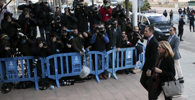 La infanta Cristina de Borbón y su marido Iñaki Urdangarin, a su llegada a la primera sesión del juicio por el caso Nóos. REUTERS/Enrique Calvo