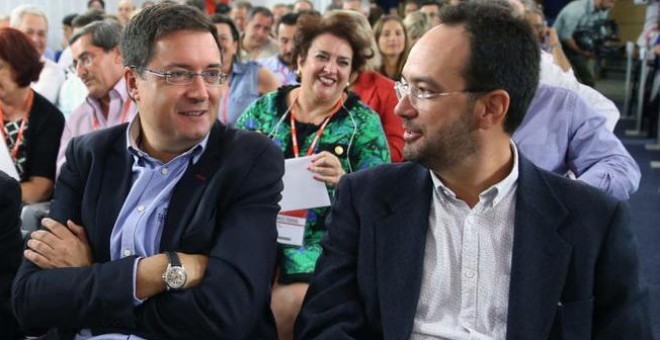 Óscar López y Antonio Hernando, durante el comité federal del pasado 5 de septiembre. EFE