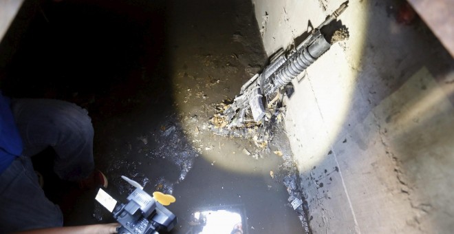 Arma encontrada en la alcantarilla por donde escapó 'El Chapo' antes de ser capturado. REUTERS/Edgard Garrido