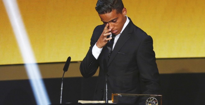 Wendell Lira recibe emocionado el trofeo del Premio Puskas al mejor gol de 2015. - REUTERS