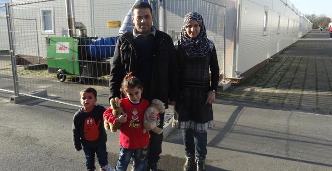 Abdullah Al Husseian, con su mujer Hayat y sus hijos, en el campo de refugiados de Dortmund. / CORINA TULBURE