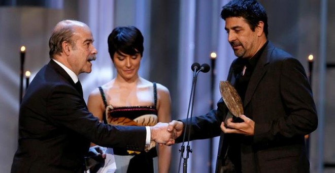 La actriz Bárbara Lennie y el director de la Academia de las Artes y las Ciencias Cinematográficas, Antonio Resines (i), y el director Cesc Gay, quien recoge en nombre de Ricardo Darín el galardón a la Mejor Interpretación Masculina por 'Truman'. /EFE