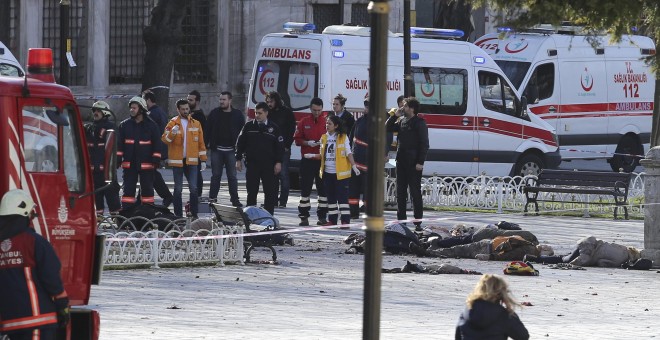 Aunque se desconocen aún las causas, un testigo citado por la emisora asegura que parecía ser un atentado suicida, muy cerca del obelisco egipcio en la explanada ante la mezquita.- REUTERS.