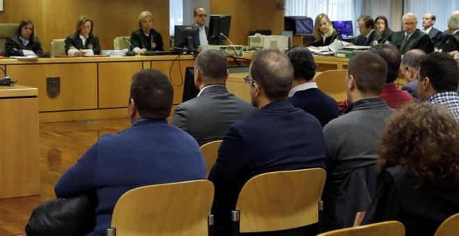 Los quince procesados por la tragedia del Madrid Arena, con el empresario Miguel Ángel Flores a la cabeza, en el banquillo de los acusados en el inicio del juicio en la Audiencia Provincial de Madrid. /EFE