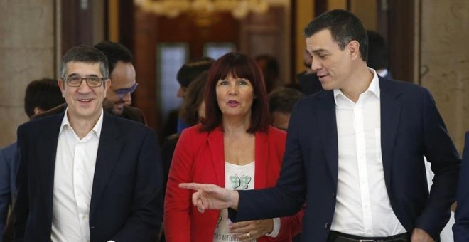 Pedro Sánchez, acompañado de Micaela Navarro y Patxi López, a su llegada a la reunión que ha mantenido en el Congreso con diputados socialistas. EFE/Angel Díaz