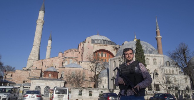 Un policía turco vigila junto a Santa Sofía tras el atentado suicida perpetrado en el turístico distrito de Sultanahmet, en el centro de Estambul (Turquía). EFE/TOLGA BOZOGLU