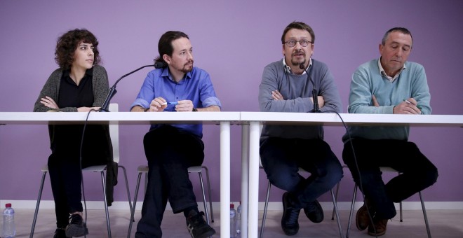 El líder de Podemos, Pablo Iglesias (2i), acompañado de los representantes de En Marea, En Comú Podem y Compromís Podemos. Alexandra Fernández, Xavier Domènech (2d), Joan Baldoví, respectivamente, REUTERS/Juan Medina