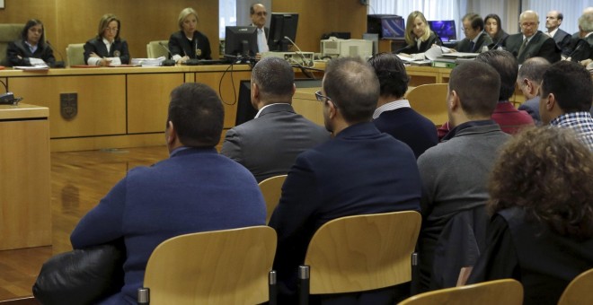 Los quince procesados por la tragedia del Madrid Arena, con el empresario Miguel Ángel Flores a la cabeza, se sientan en el banquillo de los acusados de la Audiencia Provincial de Madrid para responder ante la Justicia por la muerte de las cinco jóvenes l