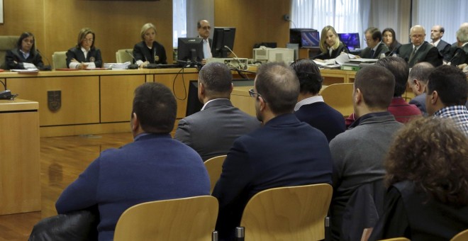 Los quince procesados por la tragedia del Madrid Arena, con el empresario Miguel Ángel Flores a la cabeza, se sientan en el banquillo de los acusados de la Audiencia Provincial de Madrid para responder ante la Justicia por la muerte de las cinco jóvenes l