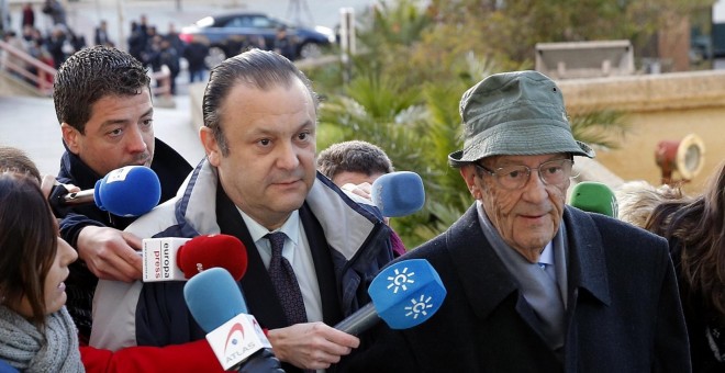 Dos de los acusados, los doctores Simón Viñals y su hijo Carlos Viñals, responsables del equipo sanitario contratado para la fiesta del Madrid Arenas, a su llegada a la Audiencia Provincial de Madrid. EFE/MARISCAL