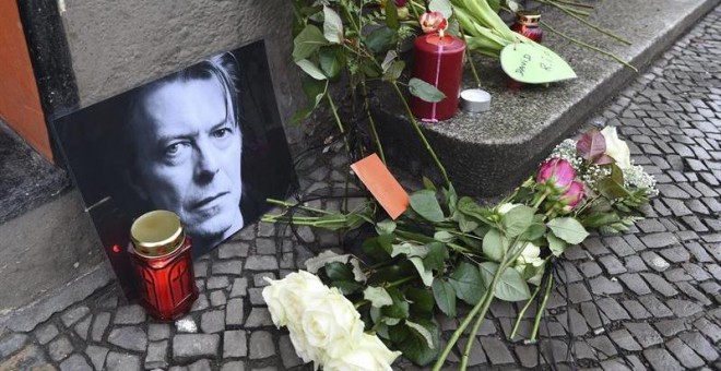 Fans de Bowie depositan flores y velas frente a su antigua residencia en la Hauptstrasse 155 de Berlín. / EFE