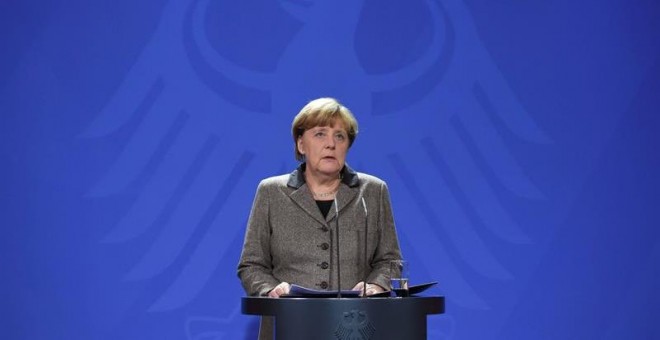 La canciller alemana, Angela Merkel, habla sobre el atentado terrorista de Estambul, en la Cancillería alemana en Berlín. EFE/Soeren Stache