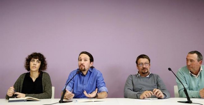 El líder de Podemos, Pablo Iglesias (2i), acompañado de los representantes de En Marea, En Comú Podem y Compromís Podemos. Alexandra Fernández, Xavier Domènech (2d), Joan Baldoví, respectivamente, durante la rueda de prensa que ha ofrecido tras la reunión