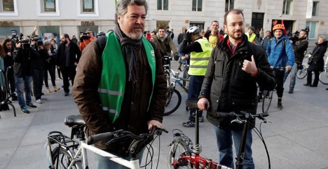 Los diputados electos de EQUO, Juantxo López de Uralde y Jorge Luis Bail, pertenecientes al grupo parlamentario de Podemos, llegan en bicicleta a la sesión constitutiva de la Cámara para reivindicar una movilidad sostenible.- EFE