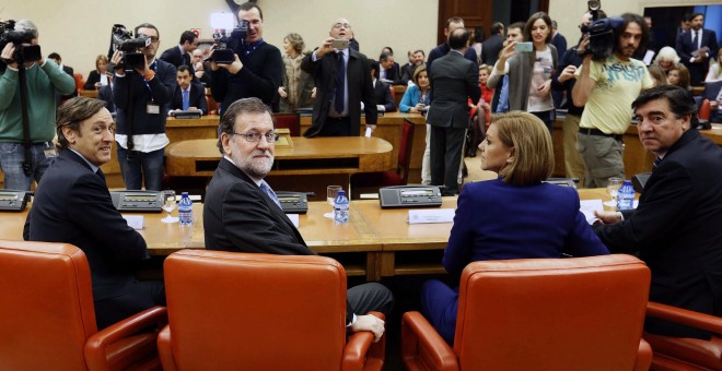 El presidente del PP, Mariano Rajoy junto a los diputados Rafael Hernando , María Dolores de Cospedal y José Antonio Bermúdez de Castro, al inicio de la reunión antes de la sesión constitutiva.- EFE