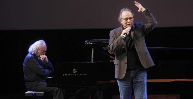 El cantautor Joan Manuel Serrat (d), durante el homenaje que el mundo de la cultura tributó a la agente literaría Carmen Balcells, en el Palau de la Música Catalana. EFE/Marta Pérez.