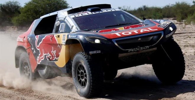 Carlos Sainz durante la novena etapa, en la que había logrado el liderato del Dakar. /EFE