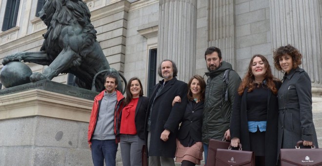En el centro, Yolanda Díaz, junto a sus compañeros de la candidatura En Marea, frente a las puertas del Congreso de los Diputados, en Madrid.- DANI GAGO / PODEMOS