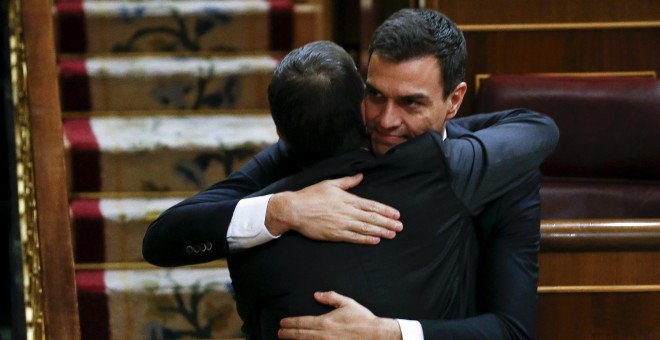 El secretario general del PSOE, Pedro Sánchez, abraza a Patxi López tras haber sido proclamado este último nuevo presidente del Congreso de los Diputados. REUTERS/Juan Medina