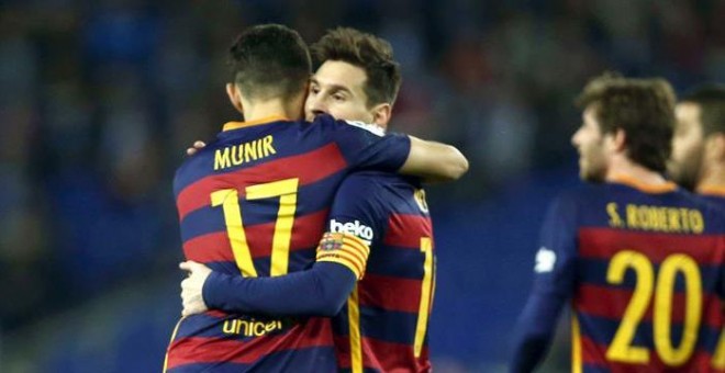 GRA506. CORNELLÀ - EL PRAT (BARCELONA), 13/01/2016.- El delantero del FC Barcelona Munir El Haddadi (i) celebra con su compañero, el delantero argentino Leo Messi (d), el gol que ha marcado, el primero del equipo frente al Espanyol, durante el partido de