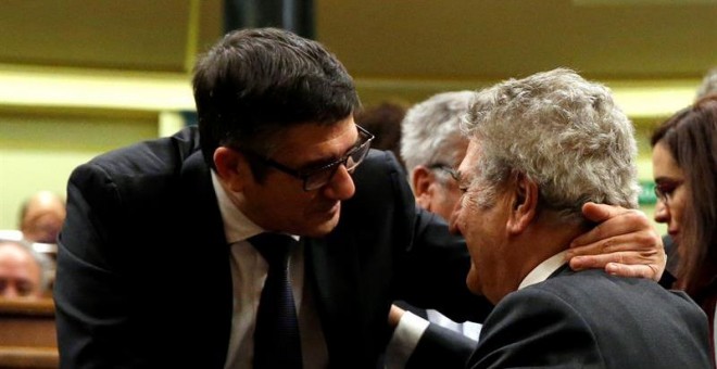 El expresidente del Congreso en funciones, Jesús Posada, saluda al actual presidente Patxi López. EFE