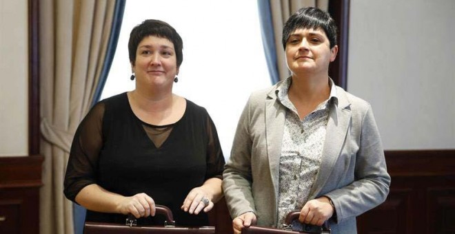 Las diputadas de Bildu, Onintza Enbeita (i) y Marian Beitialarrangoitia (d). / ÁNGEL DÍAZ (EFE)