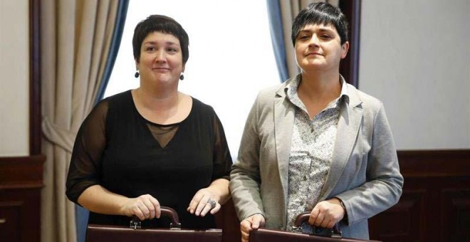 Las diputadas de Bildu, Onintza Enbeita (i) y Marian Beitialarrangoitia (d). / ÁNGEL DÍAZ (EFE)