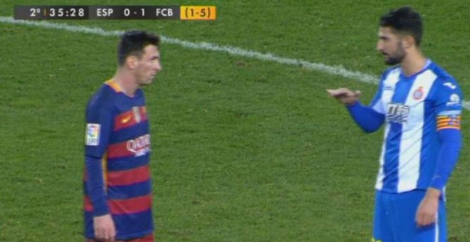 Lance entre Messi y Álvaro.